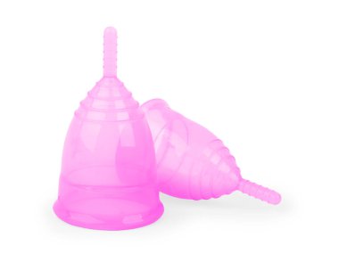 Beyaz arkaplanda izole edilmiş pembe ve mor aybaşı bardakları