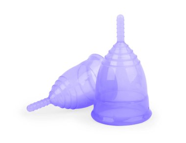 Beyaz arkaplanda izole edilmiş pembe ve mor aybaşı bardakları