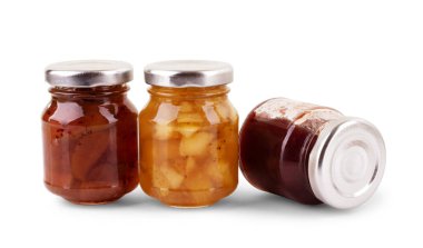 Ahududu reçeli kavanozu beyaza izole edilmiş. 