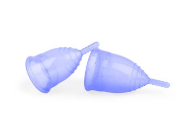 Beyaz arkaplanda yeniden kullanılabilir silikon adet bardağı