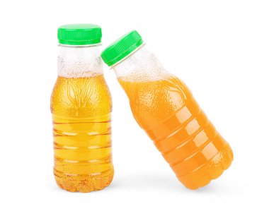 Çilek suyunun seçici odağı küçük, berrak bir cam şişede. Taze meyve suyu. Boş etiketler. Beyaz arkaplanda izole.