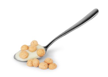 Beyaz arka planda izole edilmiş bir kaşık krem peynir.