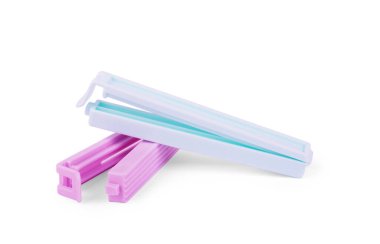 Beyaz sırtüstü izole edilmiş plastik yay kıskaçları