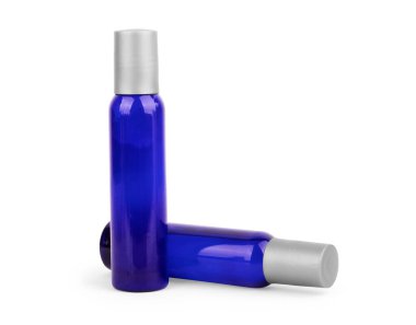 Beyaz arka planda şampuanlı tüp