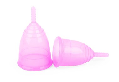 Beyaz arkaplanda yeniden kullanılabilir silikon adet bardağı