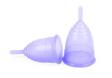 Beyaz arkaplanda yeniden kullanılabilir silikon adet bardağı