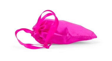 Fiyonklu boş, beyaz bir hediye çantası. Beyaz arka planda izole edilmiş. Boş plastik ambalaj tezgahı. Tüketici paketi logo tasarımı veya kimlik sunumu için hazır.