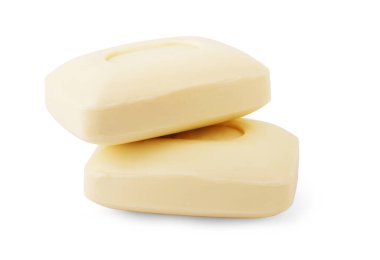 Beyaz arkaplanda izole edilmiş sabun parçaları.