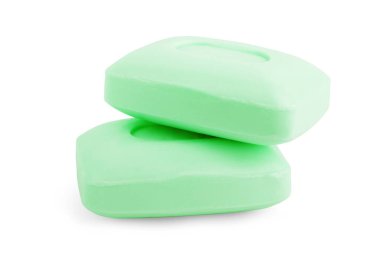 Beyaz arkaplanda izole edilmiş sabun parçaları.