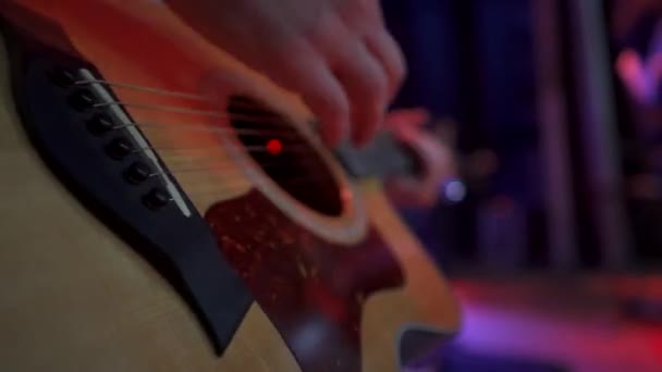 큰 콘서트 홀 무대에서 어쿠스틱 기타를 연주하고 있는 남성 기타리스트들의 근접 사진 — 비디오