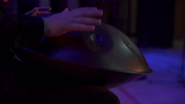 Κοντινή άποψη των χεριών μουσικός παίζει τύμπανο handpan στη μεγάλη σκηνή αίθουσα συναυλιών — Αρχείο Βίντεο