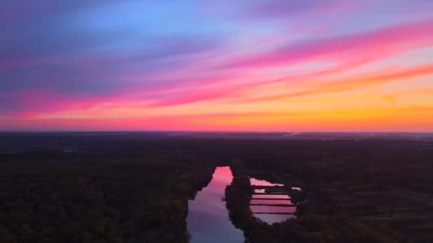 Úžasný letecký dron malý pohled na řeku při západu slunce, záře na obloze a odraz mraků u řeky ve vodě. Kinematografický snímek — Stock video