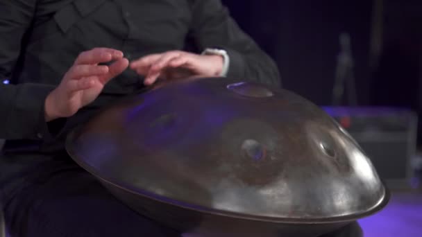 Κοντινή άποψη των χεριών μουσικός παίζει τύμπανο handpan στη μεγάλη σκηνή αίθουσα συναυλιών — Αρχείο Βίντεο