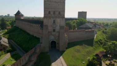 İnsansız hava aracı, bulutlu bir sonbahar gününde, Avrupa 'nın küçük bir kentindeki dağdaki küçük bir ortaçağ şatosunun üzerinde uçuyor. Palanok Kalesi, Mukachevo, Ukrayna