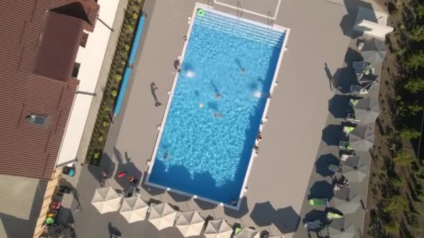 ホテルの青い水でスイミングプールでリラックスした人々の空中ビュー — ストック動画
