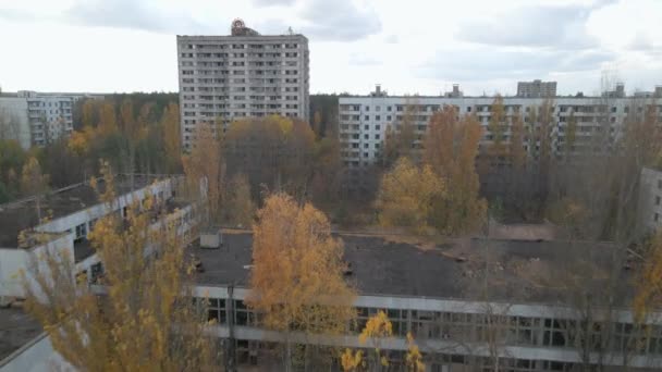 Gamla övergivna byggnader i Ghost Town Pripyat, Ukraina - Tjernobyls katastrofområde — Stockvideo