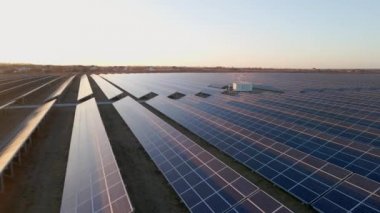 Güneş panellerinin hava görüşü tarlalarda bir sırada duruyor. Güç ekolojisi yenilikçiliği. Çevre çevre yeşil enerji manzarası elektrik ekolojisi yeniliği doğa.
