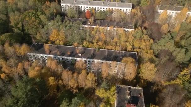Gamla övergivna byggnader i Ghost Town Pripyat, Ukraina - Tjernobyls katastrofområde — Stockvideo