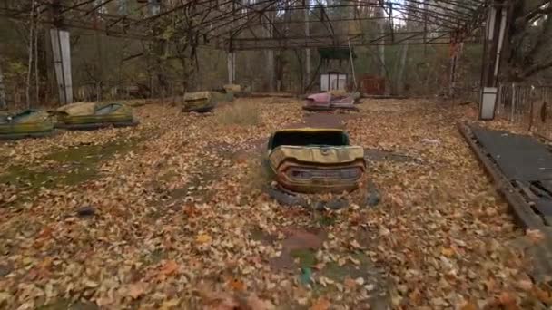 Vista de cerca de los coches de choque Autodromo decaído en la ciudad fantasma Pripyat en la zona de exclusión de Chernobyl radiactivo — Vídeos de Stock