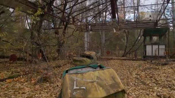 Közelkép a lökhárító autók Romlott Autodrome szellemvárosban Pripyat a radioaktív csernobili kizárási zónában — Stock videók