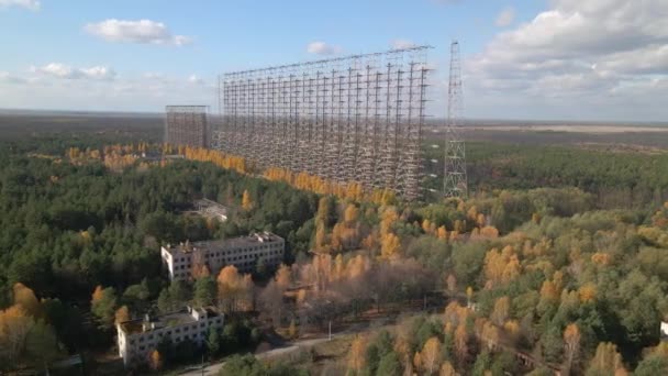 Luchtfoto van Sovjet verlaten raketverdediging over de horizon militair radarstation Duga in de Tsjernobyl uitsluitingszone Russische specht — Stockvideo