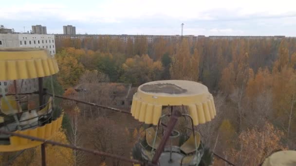ADrone extreem dicht flyes in de buurt verlaten reuzenrad in Tsjernobyl Exclusion Zone. Pripyat, Oekraïne. Luchtdrone schot 4k. — Stockvideo