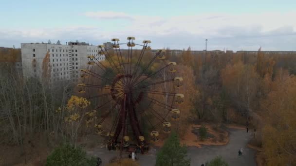 Övergiven pariserhjul i Tjernobyls uteslutningszon. Pripyat, Ukraina. Folk och bil nära Pariserhjulet. Flygdrönarskott 4k — Stockvideo