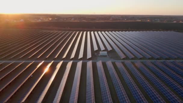 Vista aérea de painéis solares ficar em uma fileira nos campos de energia ecologia inovação natureza ambiente energia verde paisagem energia elétrica ecologia inovação natureza ambiente — Vídeo de Stock