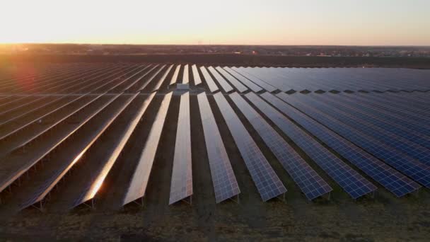 Vista aérea de drones de grandes paneles solares en una granja solar al atardecer brillante. Centrales eléctricas de células solares — Vídeo de stock