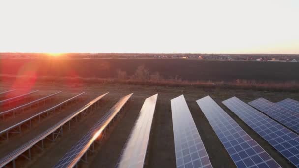 Drone disparo de filas de paneles solares en una instalación de energía solar — Vídeo de stock