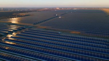 Güneş panellerinin hava görüşü tarlalarda bir sırada duruyor. Güç ekolojisi yenilikçiliği. Çevre çevre yeşil enerji manzarası elektrik ekolojisi yeniliği doğa.