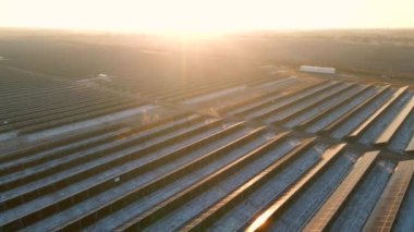 Güneş panellerinin hava görüşü tarlalarda bir sırada duruyor. Güç ekolojisi yenilikçiliği. Çevre çevre yeşil enerji manzarası elektrik ekolojisi yeniliği doğa.