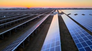 Güneş panellerinin insansız hava aracı görüntüsü, enerji ekolojisi yenilikleri, çevre, çevre, çevre, elektrik enerjisi, ekoloji, yenilik, doğa gibi alanlarda sıralanır.