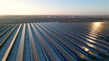 Güneş panellerinin hava görüşü tarlalarda bir sırada duruyor. Güç ekolojisi yenilikçiliği. Çevre çevre yeşil enerji manzarası elektrik ekolojisi yeniliği doğa.