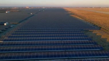 Güneş panellerinin hava görüşü tarlalarda bir sırada duruyor. Güç ekolojisi yenilikçiliği. Çevre çevre yeşil enerji manzarası elektrik ekolojisi yeniliği doğa.