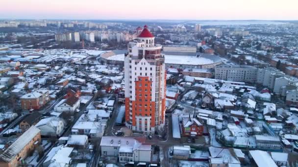 Aerial view of drone flying over tall building in small european city in winter sunset — Vídeo de Stock