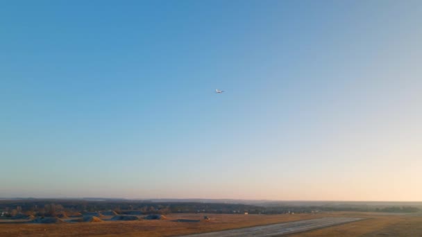 Μικρό ιδιωτικό αεροπλάνο που πετά στον ουρανό πάνω από το αεροδρόμιο — Αρχείο Βίντεο