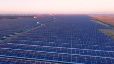 Güneş panellerinin hava görüşü tarlalarda bir sırada duruyor. Güç ekolojisi yenilikçiliği. Çevre çevre yeşil enerji manzarası elektrik ekolojisi yeniliği doğa.