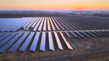 Güneş panellerinin hava görüşü tarlalarda bir sırada duruyor. Güç ekolojisi yenilikçiliği. Çevre çevre yeşil enerji manzarası elektrik ekolojisi yeniliği doğa.
