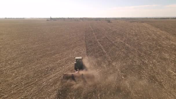 Drone vista del campo de la granja de arado tractor. Vista aérea del tractor trabajando en el suelo. Trabajos estacionales de otoño agrícola . — Vídeos de Stock