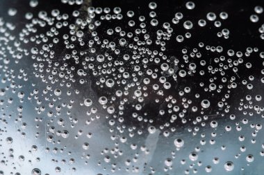 Plastik şişedeki soyut sanatsal arka plan kabarcıkları içme suyu yakın çekim makro fotoğrafçılığı, seçici odaklanma