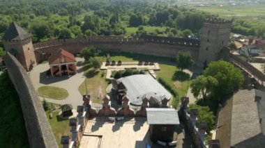 İnsansız hava aracı, güneşli bir yaz gününde küçük bir Avrupa şehrindeki dağdaki küçük bir ortaçağ şatosunun üzerinde uçuyor.