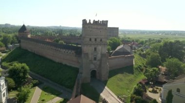 İnsansız hava aracı, güneşli bir yaz gününde küçük bir Avrupa şehrindeki dağdaki küçük bir ortaçağ şatosunun üzerinde uçuyor.