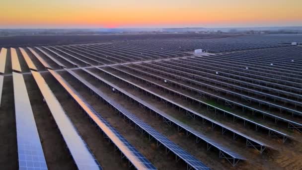 Εναέρια άποψη HDR των ηλιακών συλλεκτών σταθεί σε μια σειρά στους τομείς ενέργεια οικολογία καινοτομία φύση περιβάλλον πράσινη ενέργεια τοπίο ηλεκτρική ενέργεια οικολογία καινοτομία φύση περιβάλλον — Αρχείο Βίντεο