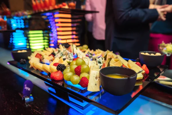 Prato Queijo Frutas Festa Casamento Bar Com Luzes Coloridas — Fotografia de Stock