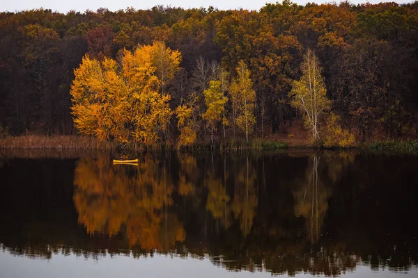 Żółta Łódka Pobliżu Lasu Złotymi Jesiennymi Drzewami Odbicia Wodzie Obraz Stockowy