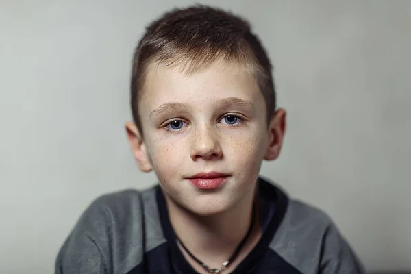 Zbliżenie Portret Poważny Kaukaski Chłopiec Piegi Dorywczo Nosić Chłopiec Patrząc Obrazy Stockowe bez tantiem