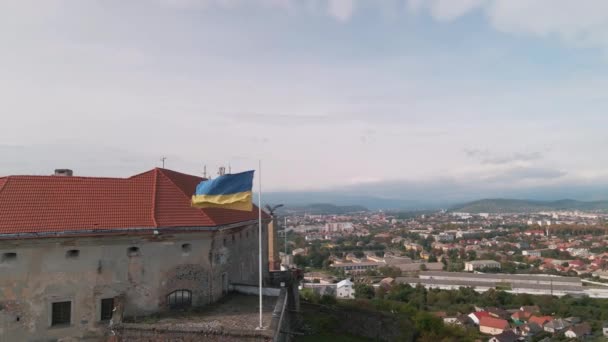 Ukrayna bayrağı küçük Avrupa şehrindeki antik bir ortaçağ kalesinin duvarında dalgalanıyor — Stok video