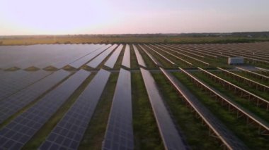 Güneş panelleri HDR Havacılık görünümü alanlarda bir sırada duruyor enerji ekolojisi yenilikçiliği doğa yeşil enerji manzarası elektriksel enerji ekolojisi yenilik doğa çevre