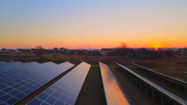 Detailní HDR Letecký pohled na solární panely stojí v řadě v oborech energetika ekologie inovace příroda prostředí zelená energie krajina elektrická energie ekologie inovace příroda prostředí — Stock video